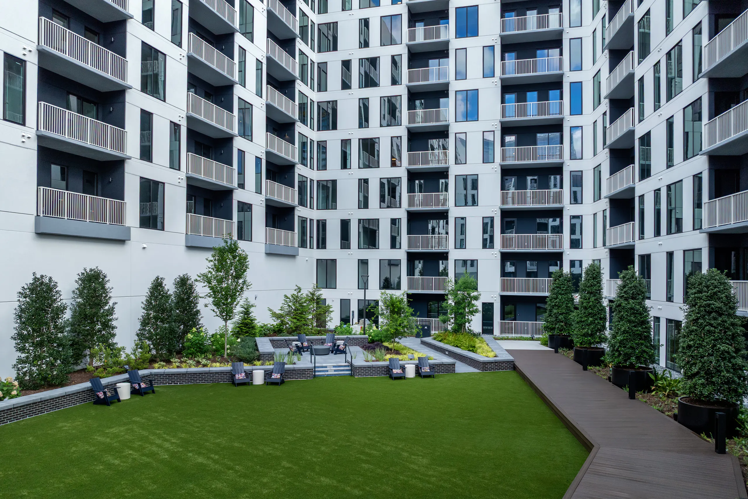 Large courtyard green space with lounge seating and landscaping at AMLI Atlantic Station