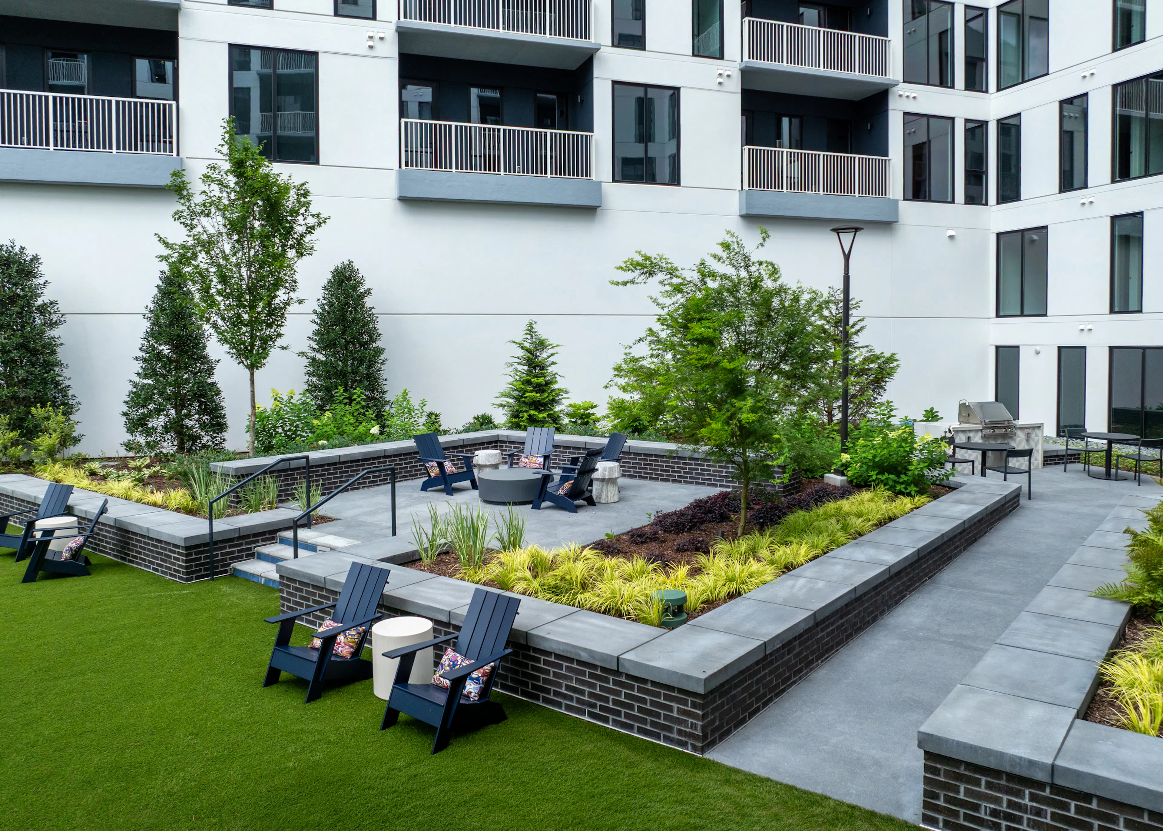 Lounge chairs in a green courtyard