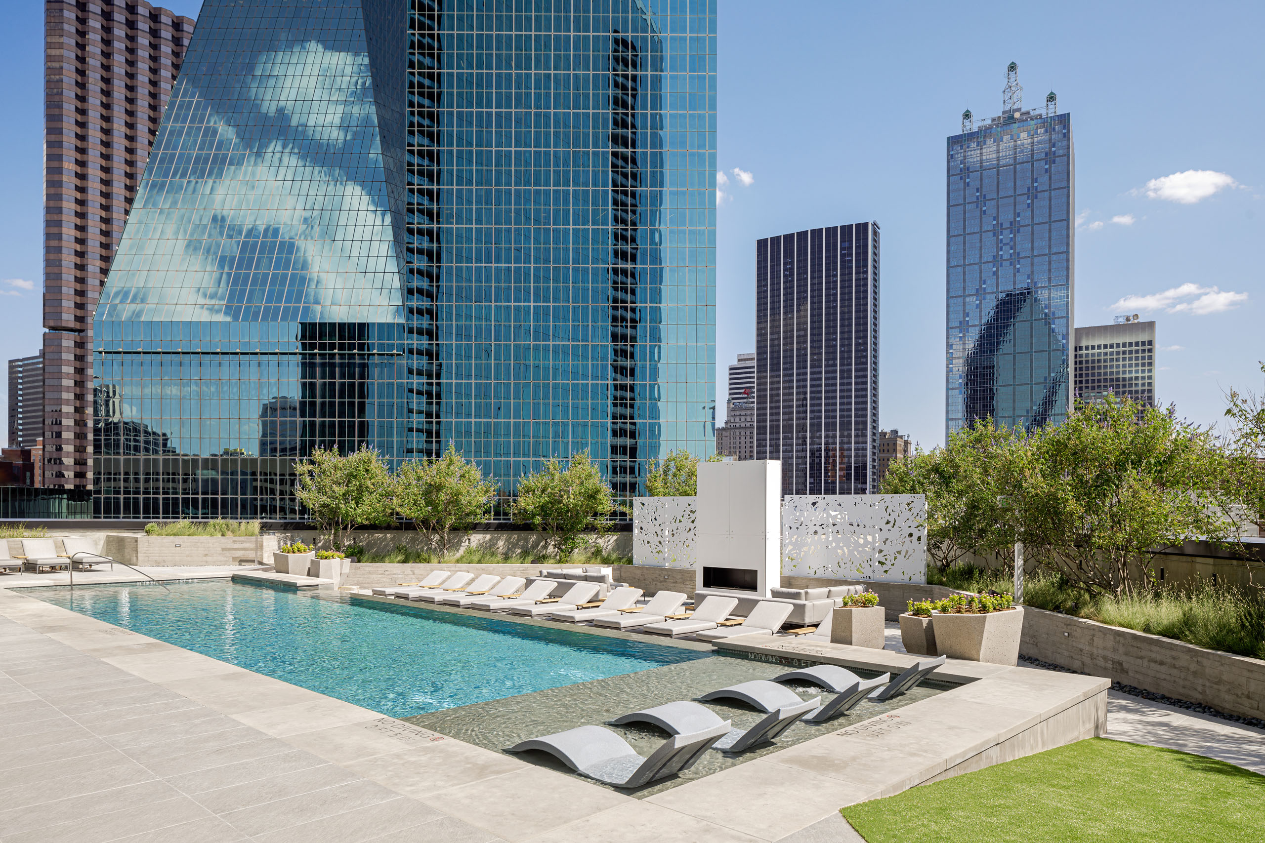 Luxury Apartments in Downtown Dallas AMLI Fountain Place