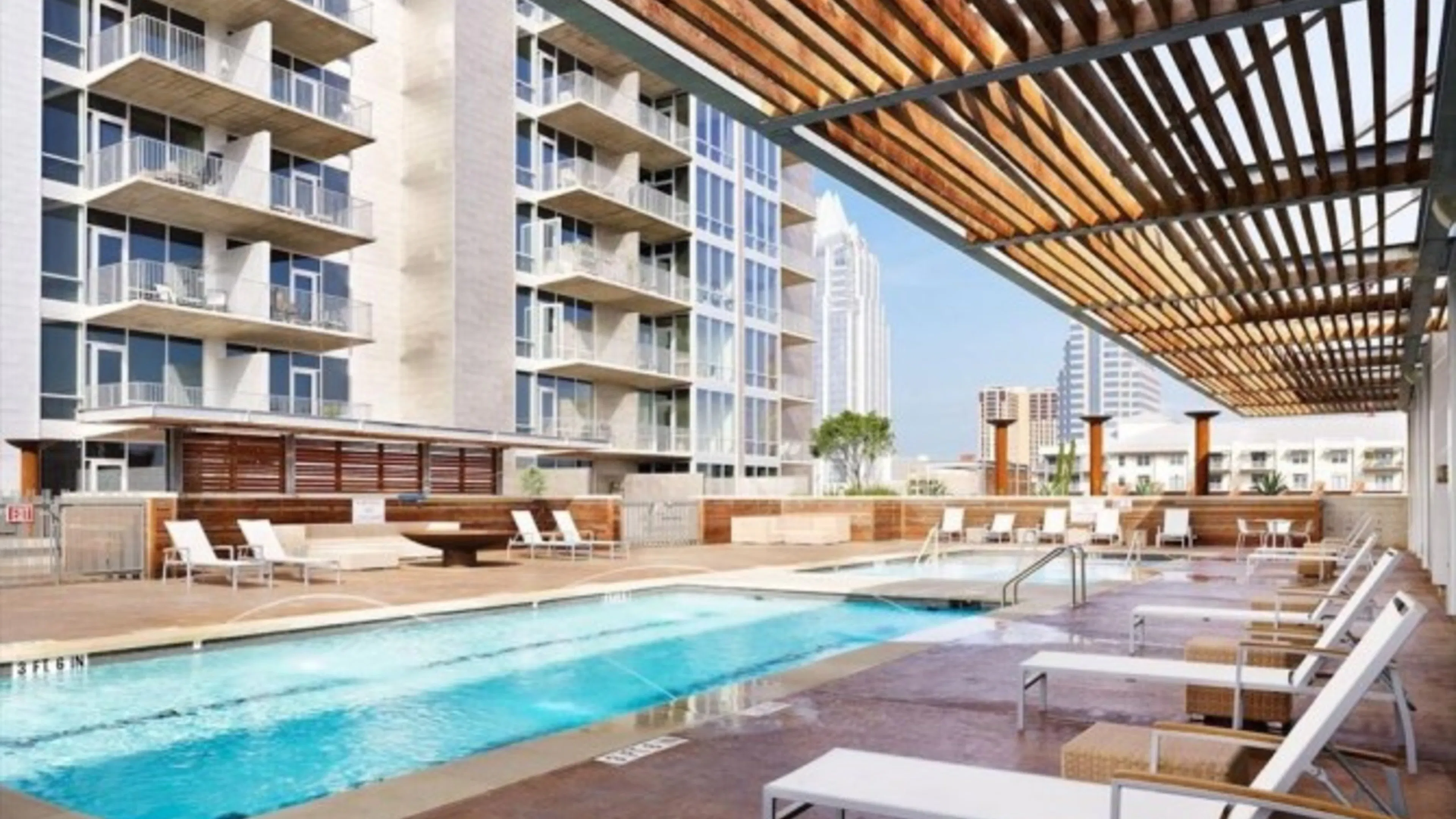 AMLI Luxury Apartment Pooll