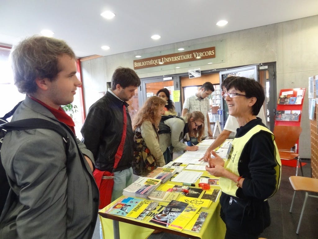 Stand d'Amnesty International à la Bibliothèque universitaire du Mans