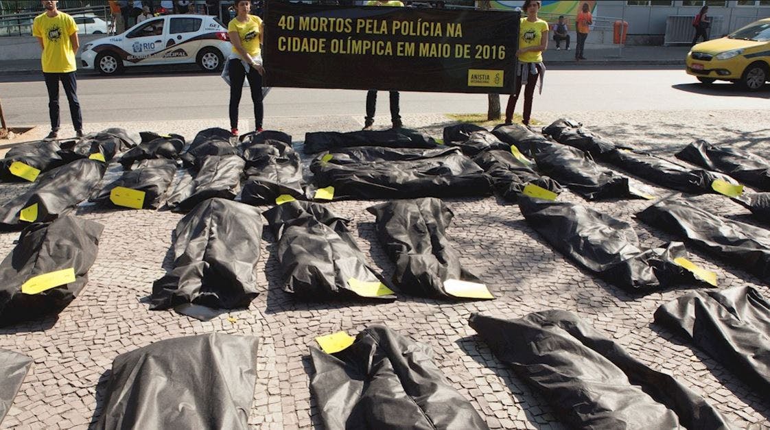Brésil : des militants d'Amnesty International livrent des housses mortuaires aux organisateurs de Rio 2016 