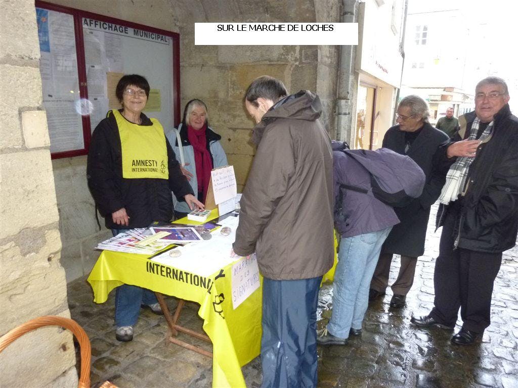 Signatures sur le marché de Loches