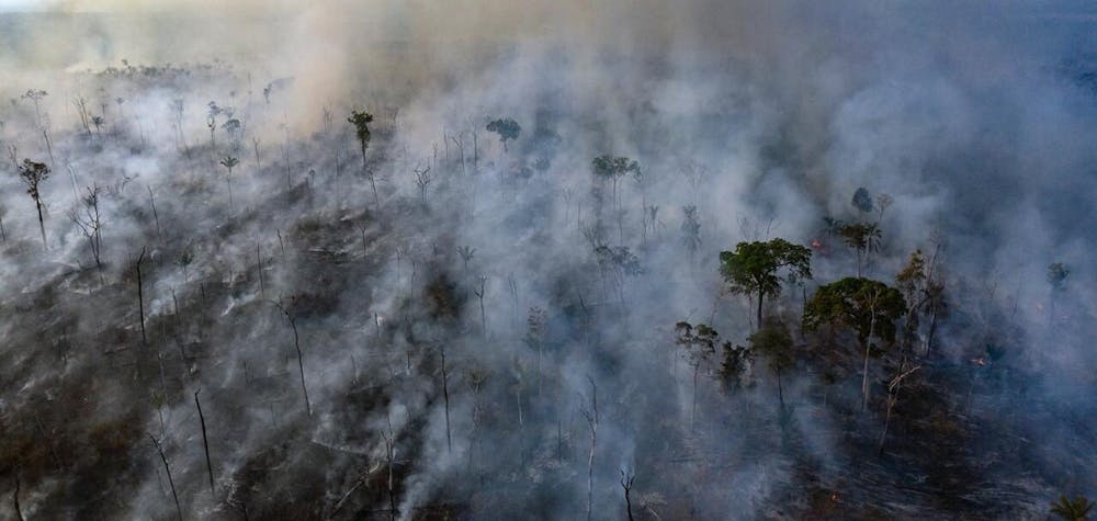 Photo aérienne prise par Amnesty International le 23 août 2019, et qui montre l'incendie de forêt dans une zone indigène de l'État du Mato Grosso.