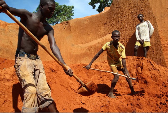 Enfants travaillant dans une mine de diamants en République centrafricaine (mai 2015) 