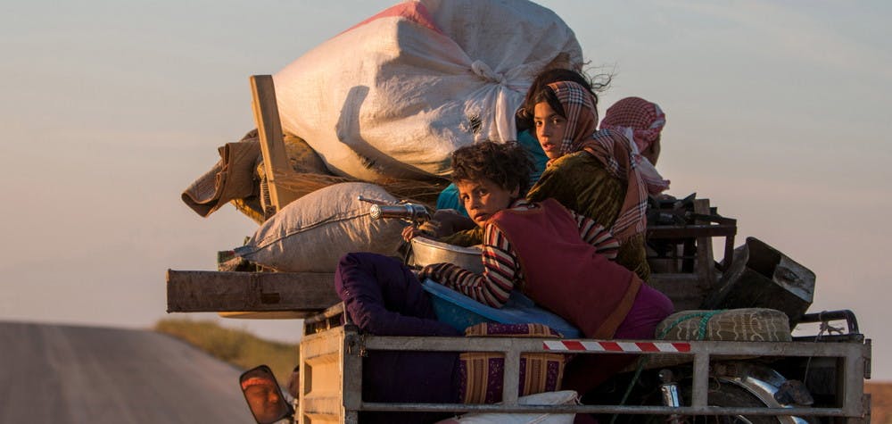 Syrie : des résidents rentrent dans leur village sur un camion pickup