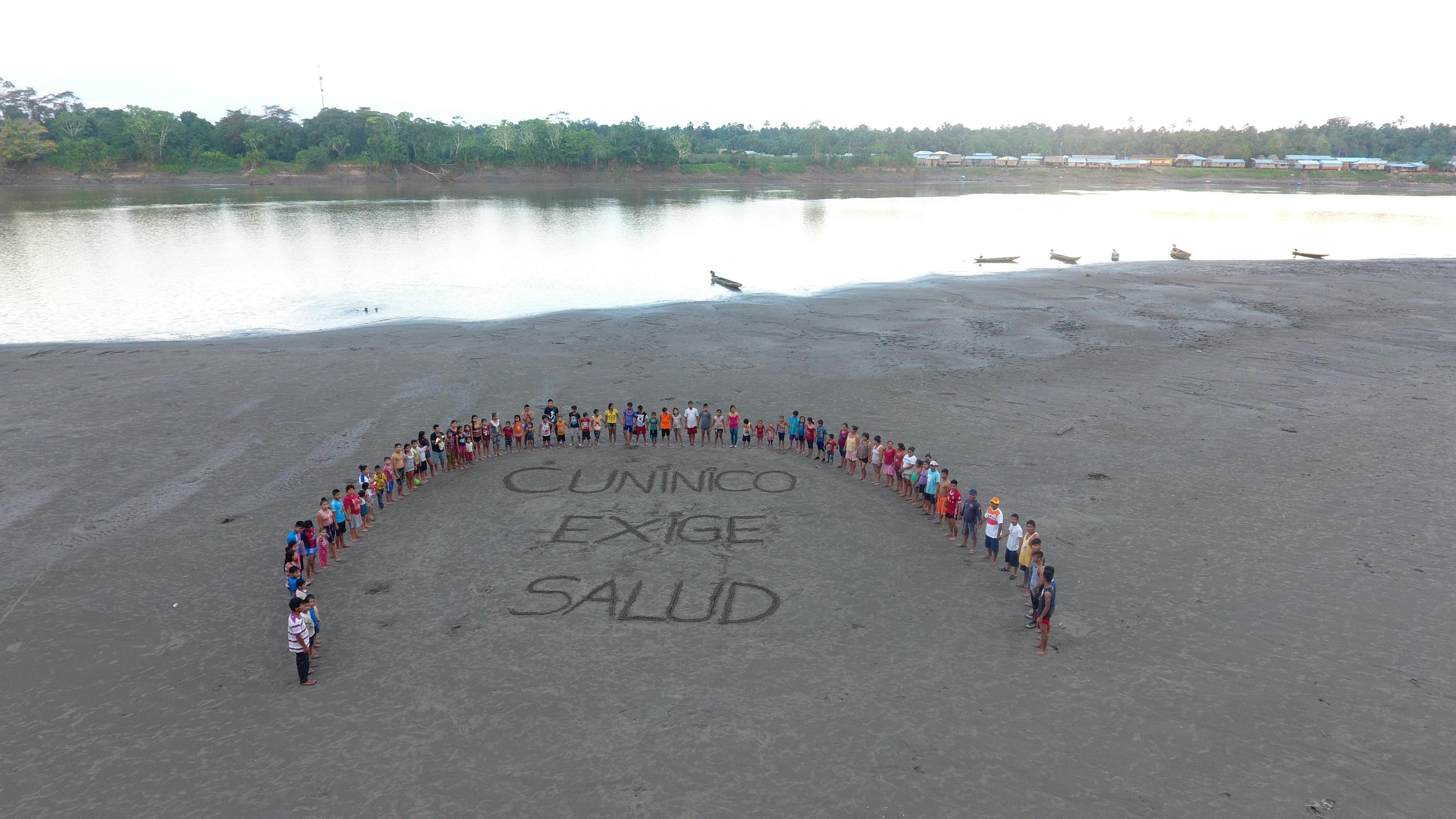 Cuninico Demands Health written in the sand (Daniel Martinez Quintanilla, 2017)