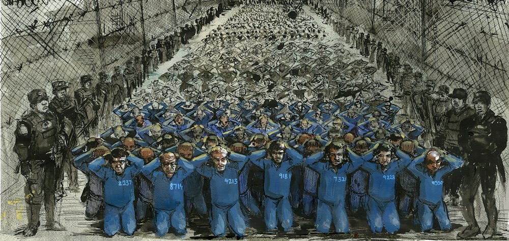 Des gardes entourent un grand groupe de détenus dans un camp d'internement au Xinjiang, en Chine.