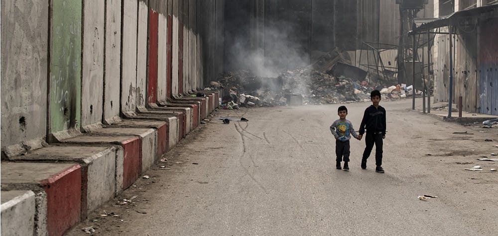 Camp de réfugiés de Shu'afat. Deux enfants marchent le long du Mur. 