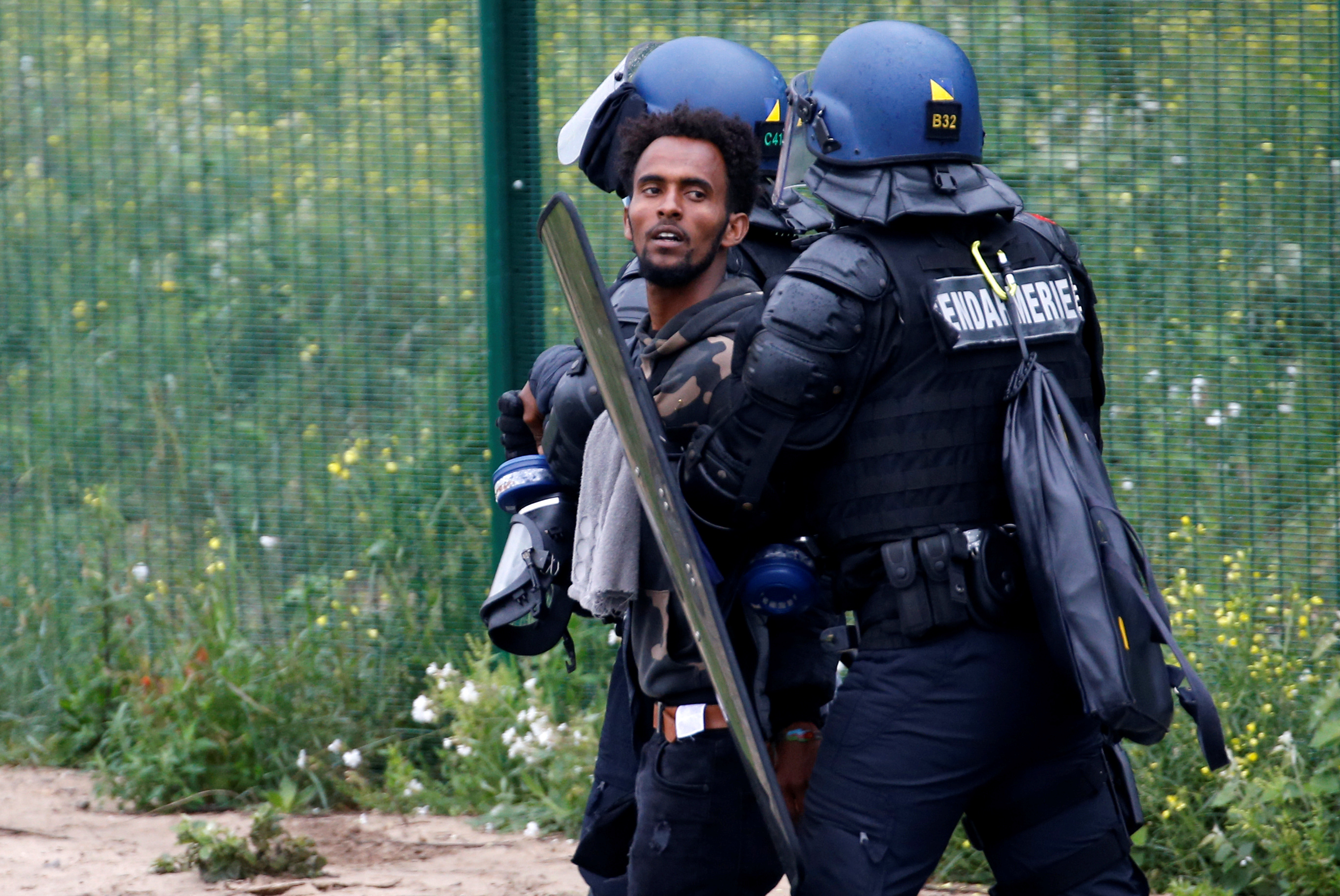 Démantèlement d'un camp de migrants et réfugiés à Calais