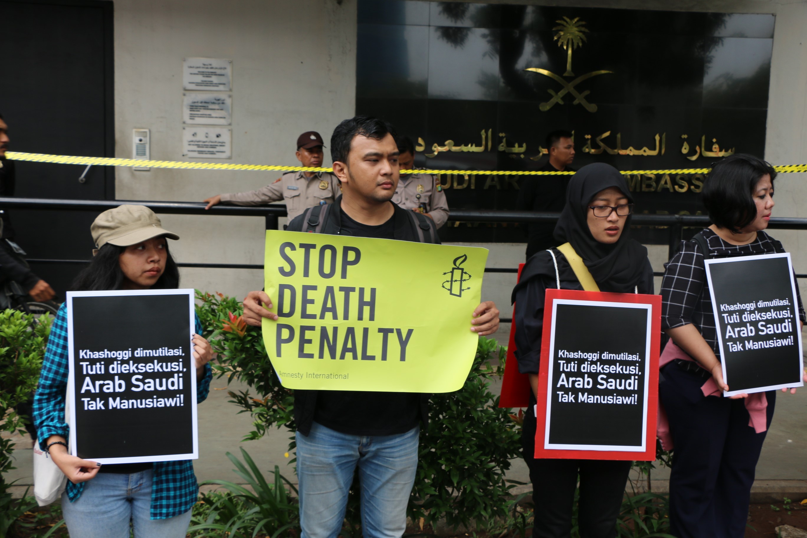 Anadolu Agency
RÉFÉRENCE DOCUMENT068_AA_02112018_842647
SLUGPROTEST AGAINST SAUDI ARABIA'S DEATH PENALTY IN INDONESIA
DATE DE CRÉATION02/11/2018
VILLE/PAYSJAKARTA, INDONÉSIE
CRÉDITMAHMUT ATANUR / ANADOLU AGENCY / ANADOLU AGENCY VIA AFP
POIDS FICHIER/PIXELS/DPI14,28 Mb / 2736 x 1824 / 300 dpi
Protest against Saudi Arabia's death penalty in Indonesia
JAKARTA, INDONESIA - NOVEMBER 02: Protesters hold banners during a protest against Saudi Arabia's current death penalty implementation, in front of the Jakarta Embassy Building in Jakarta, Indonesia on November 02, 2018. Indonesian Tuti Tursilawati was sentenced to death penalty in 