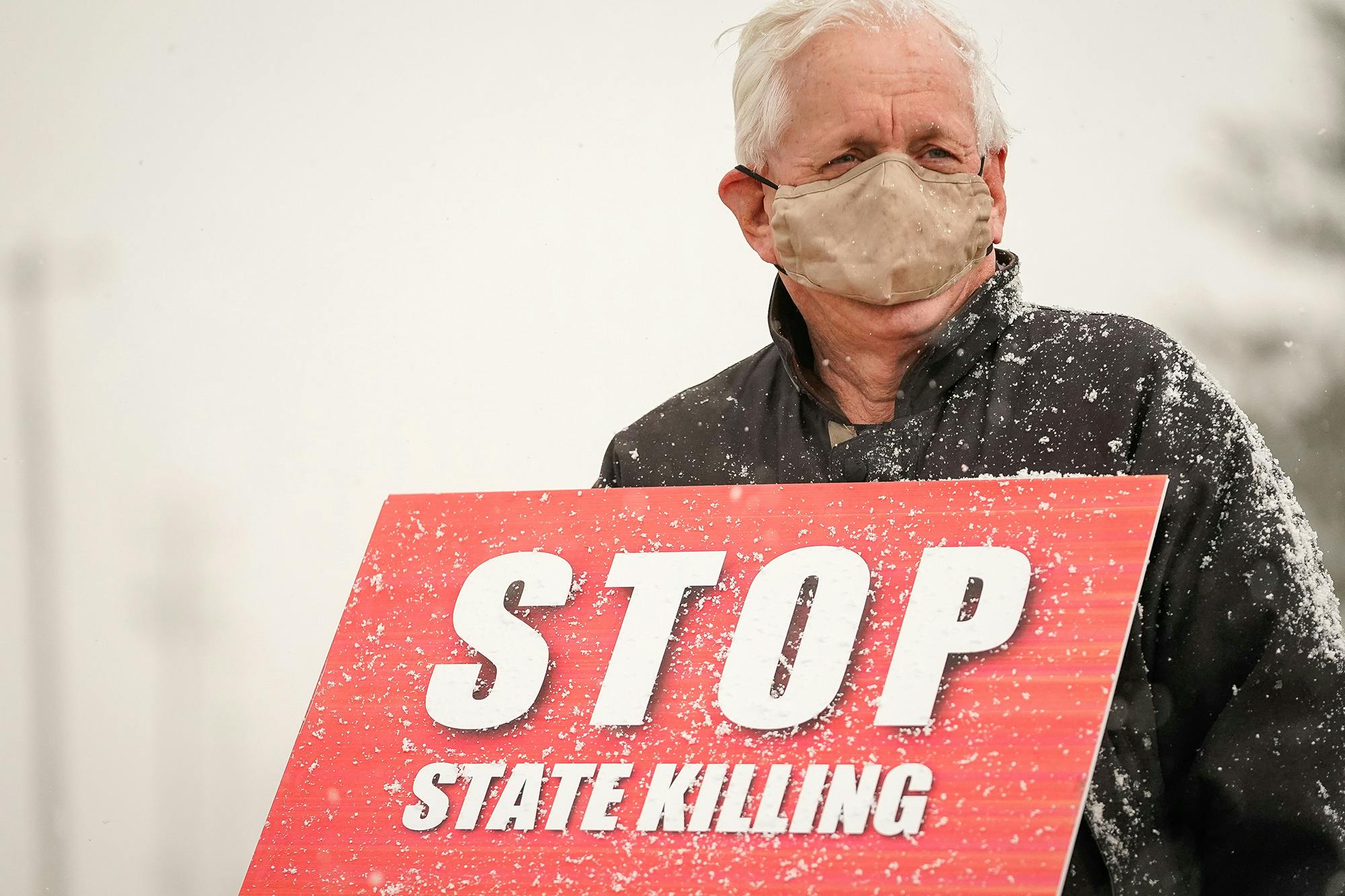 Un militant opposé à la peine de mort manifeste devant le pénitencier des États-Unis à Terre Haute, Indiana, 15 janvier 2021 REUTERS/Bryan Woolston