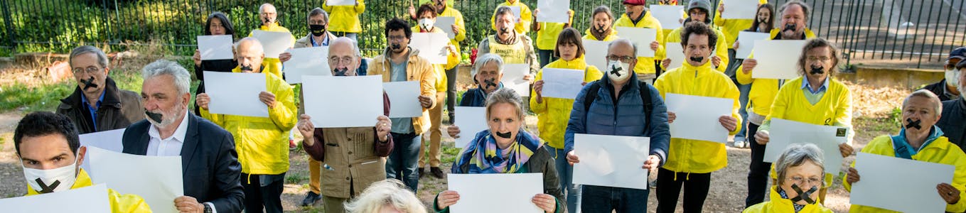 Action des militants d'Amnesty International France devant l'ambassade de Russie en solidarité avec l'Ukraine