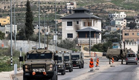 Des véhicules blindés israéliens sont vus au poste de contrôle à l'entrée nord de Huwara près de Naplouse en Cisjordanie occupée le 27 février 2023.
© JAAFAR ASHTIYEH / AFP via Getty images