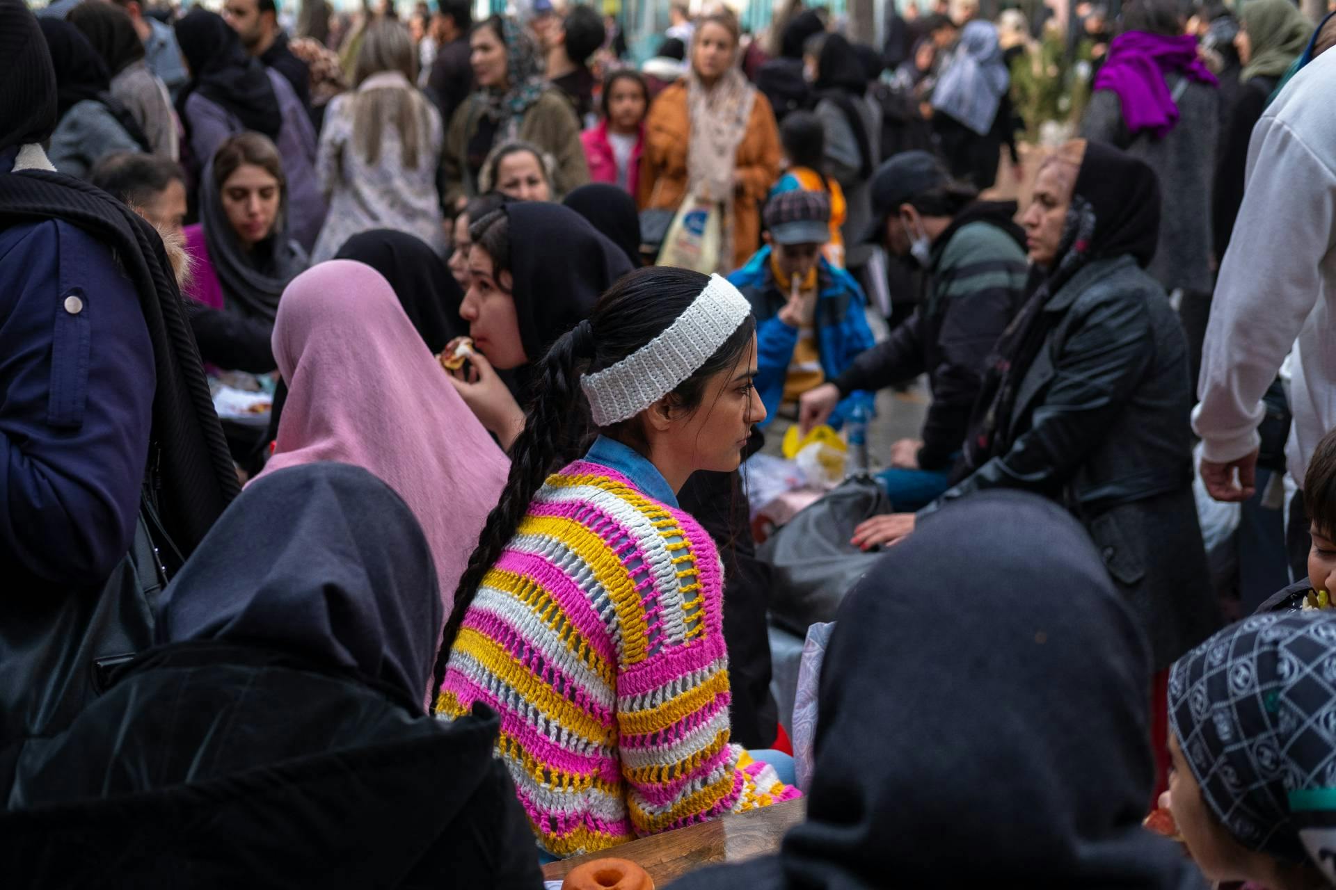 Iran - Téhéran 7 mars 2024 : des personnes marchent dans le Grand Bazar à Téhéran. Un an et demi après la mort de Mahsa Amini, qui a déclenché des troubles dans tout l'Iran, alors que la population est confrontée à une crise économique, le débat sur le hijab obligatoire reste une question controversée. © Sasan / Middle East Images / Middle East Images via AFP