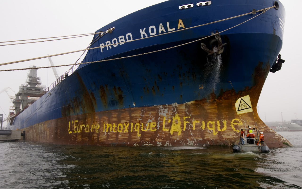 Les activistes de Greenpeace bloquent le Probo Koala dans le port estonien de Paldiski.Septembre 2006.