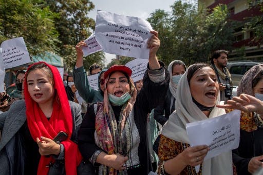 Des femmes afghanes manifestent devant le ministère des femmes à Kaboul 