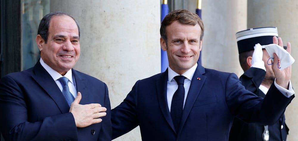 Emmanuel Macron et le président égyptien Abdel Fattah al-Sisi saluent la presse depuis les escaliers de l'Elysée, avant leur déjeuner de travail dans le cadre de la Conférence internationale pour la Libye, à Paris, le 12 novembre 2021
Amnesty International France