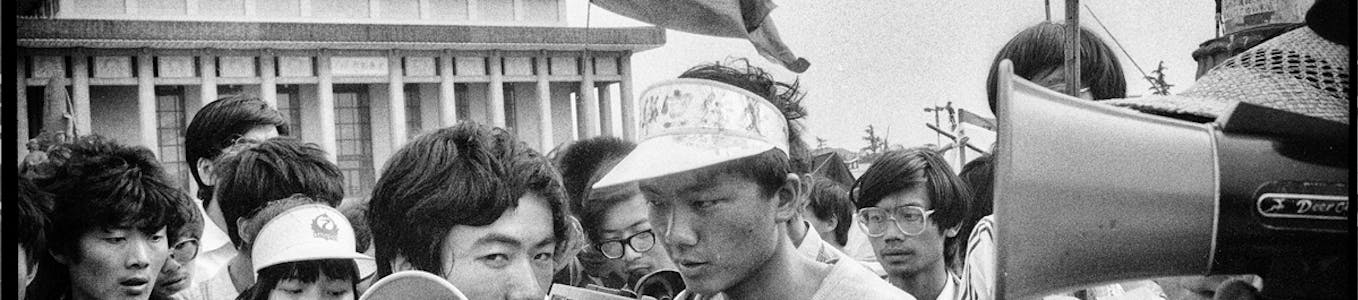 Manifestation étudiante place Tiananmen pour demander plus d'ouverture, de droits et de libertés. Ce mouvement de protestation en faveur de la démocratie a été réprimé dans le sang par les autorités chinoises. Pékin, Chine, le 28 mai 1989. © Alain Keler / MYOP
