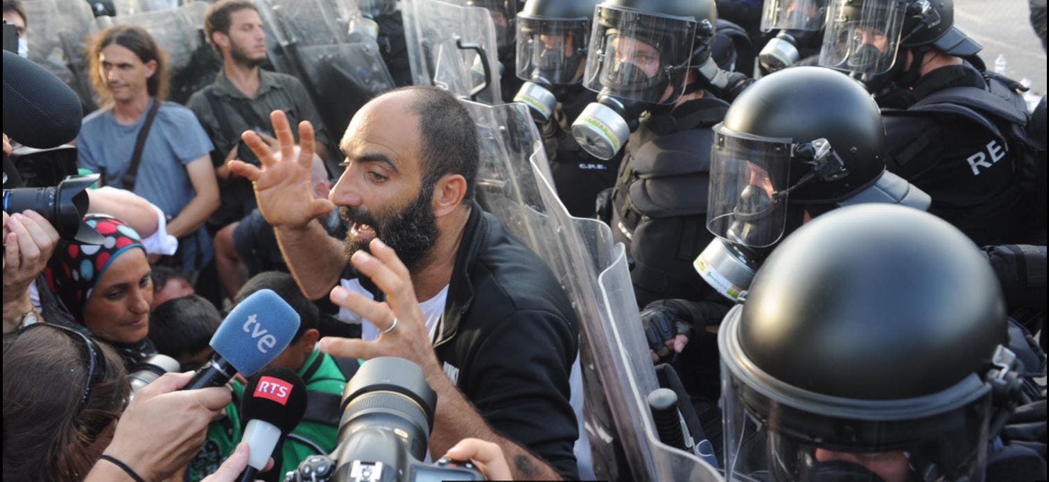 Ahmed H - s'adresse aux médias devant la police antiémeute hongroise à la frontière avec la Serbie à Roszke (Hongrie) 16/09/2015.