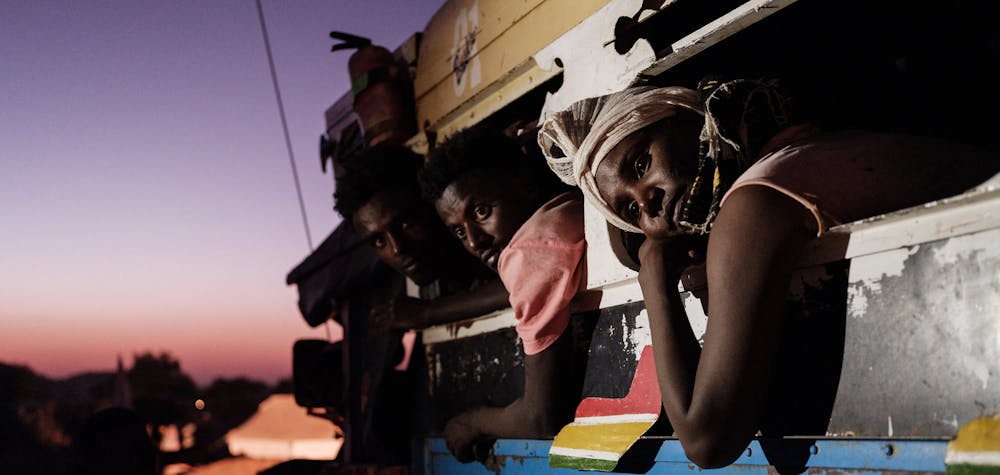 Des réfugiés éthiopiens ayant fui le conflit du Tigré en Éthiopie arrivent en bus près de la frontière éthiopienne