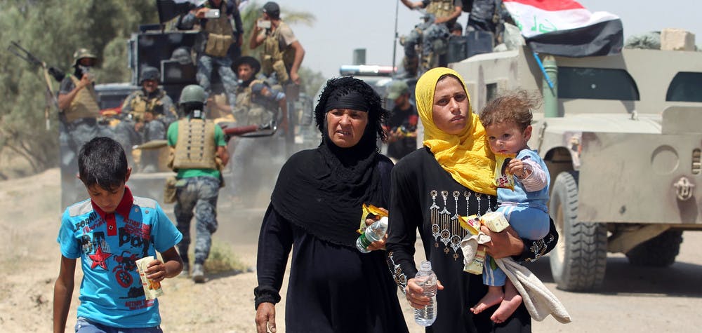 Des familles irakiennes près du village Al-Sejar, dans la province Anbar s'enfuyant de la ville de Fallujah, le 27 mai 2016, pendant une opération des forces progouvernementales pour reprendre la ville à l'État Islamique.