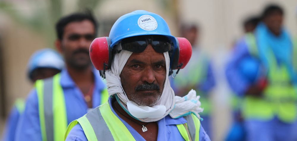 Des travailleurs étrangers sur le chantier de construction du stade de football d'Al-Wakrah, l'un des stades de la Coupe du monde 2022 au Qatar.