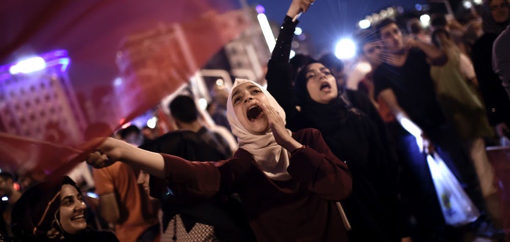 Des sympathisants pro-Erdogan rassemblés place Taksim à Istambul pour soutenir le gouvernement le 16 juillet, après l'échec du coup d'état