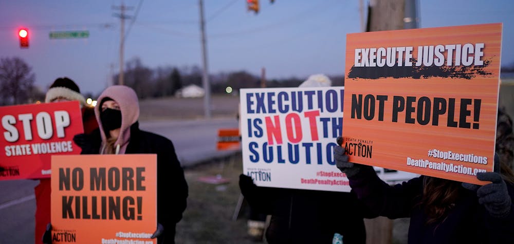 Des militants opposés à la peine de mort se rassemblent pour protester contre l'exécution de Lisa Montgomery, 12 janvier 2021