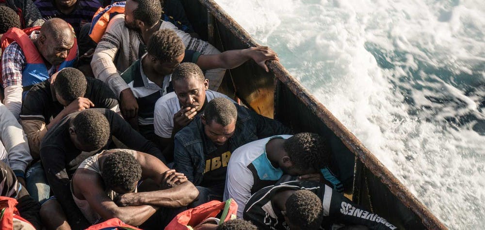 Réfugiés dans un bateau au large de la Libye