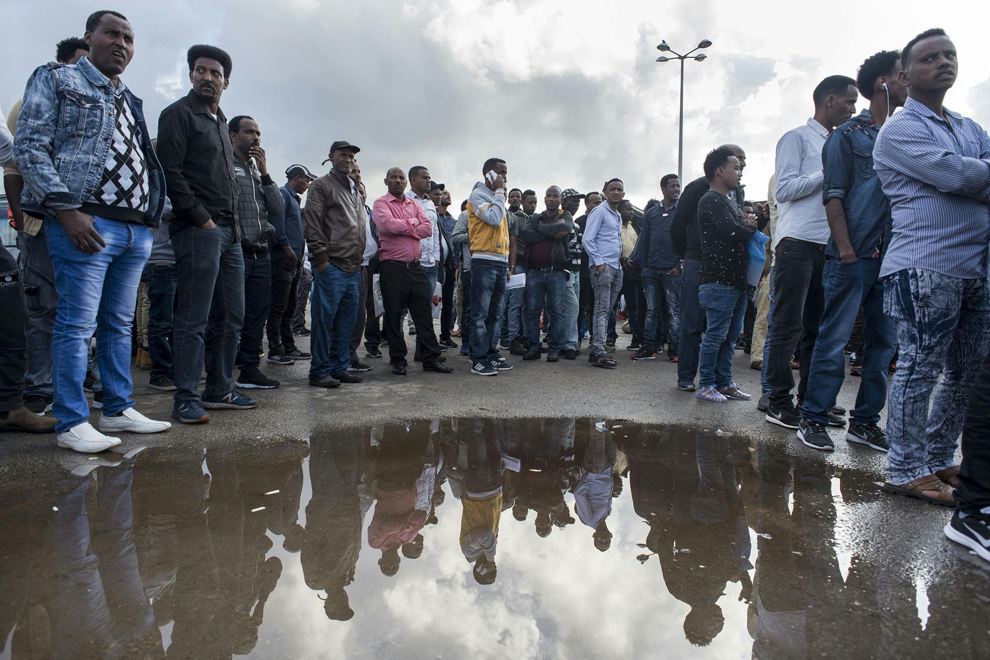 Des réfugiés soudanais et érythréens attendent pour renouveler leur visa temporaire devant un bâtiment du ministère de l'Intérieur, Bnei Brak au nord de Tel-Aviv
