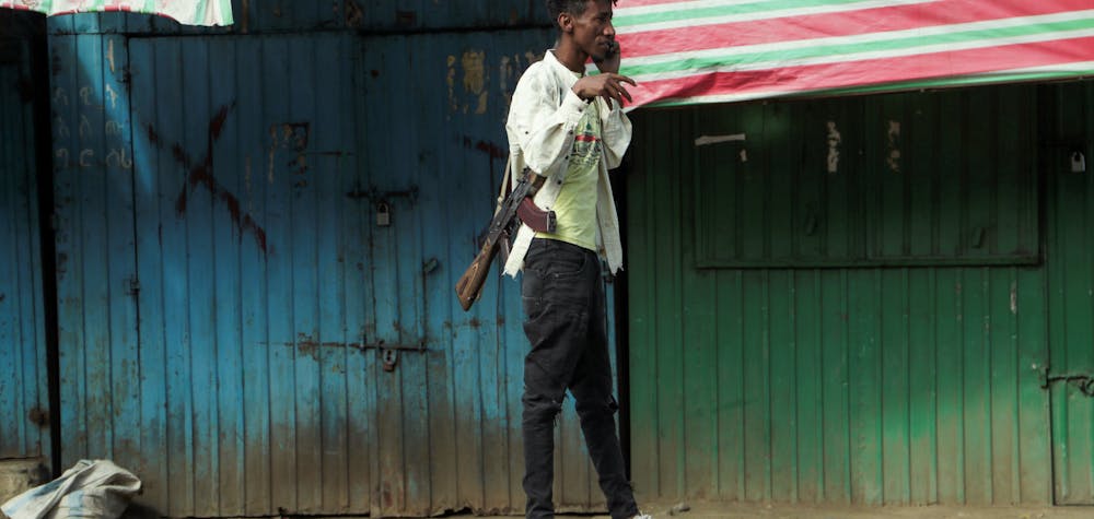 Un membre de la milice de la région Amhara monte la garde à côté de magasins fermés à Sanja, dans la région Amhara, près de la frontière avec le Tigré, en Éthiopie, le 9 novembre 2020. 