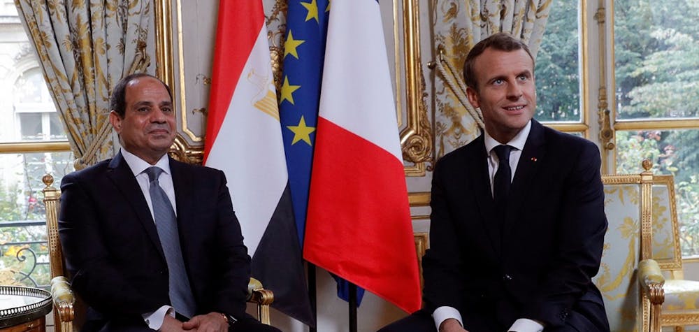 Emmanuel Macron pose pour une photo avec le président égyptien Abdel Fattah  au Palais de l'Élysée, à Paris, le 24 octobre 2017