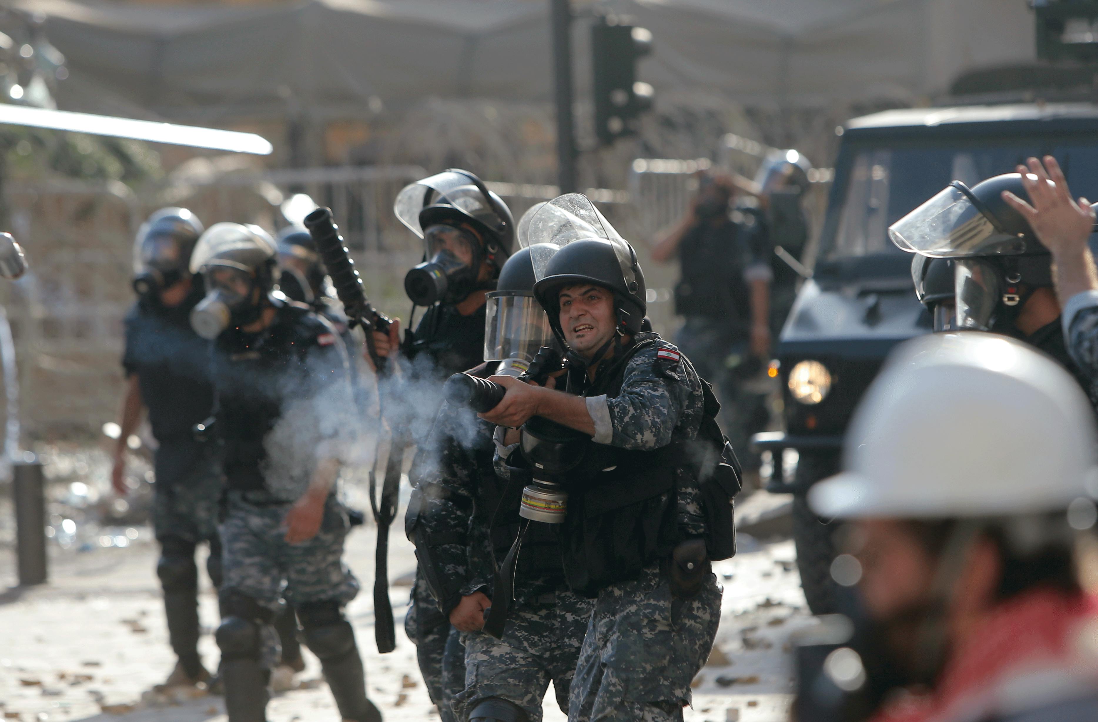 Des membres des forces de sécurité libanaises lors d'affrontements avec