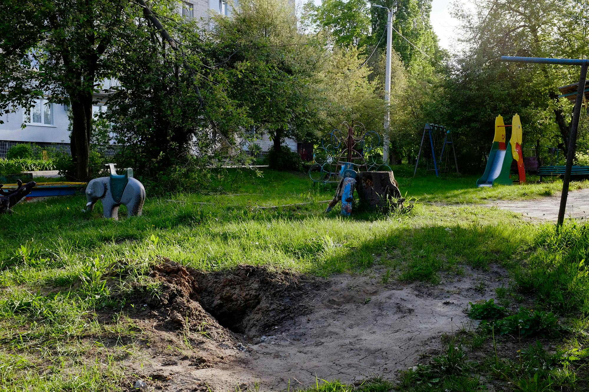 Une aire de jeu pour enfants touchée par une frappe des forces russes, Khakiv, Ukraine