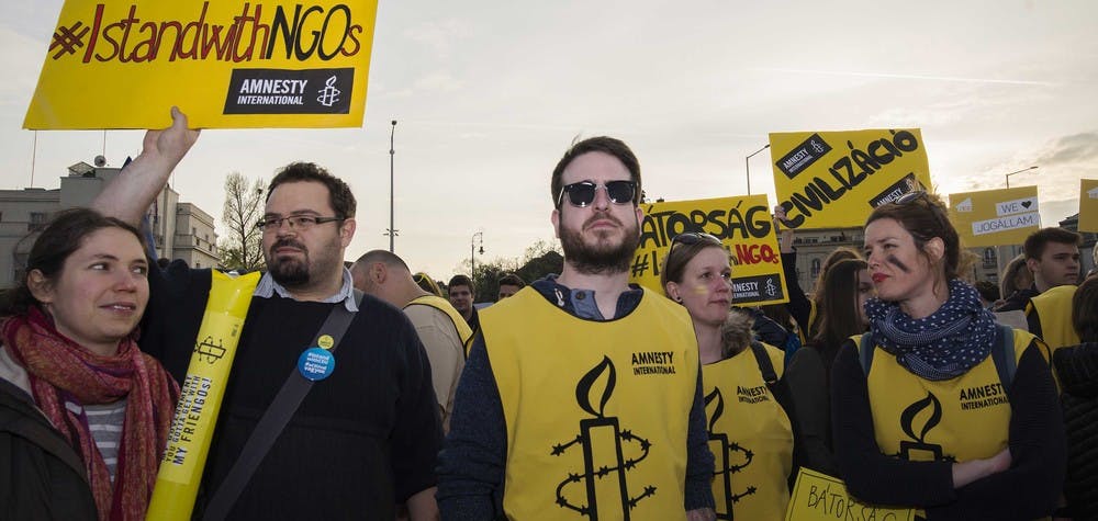 Les militants d'Amnesty en Hongrie manifestent contre les intimidations à l'encontre de la société civile.  © Szabolcs Csaszar