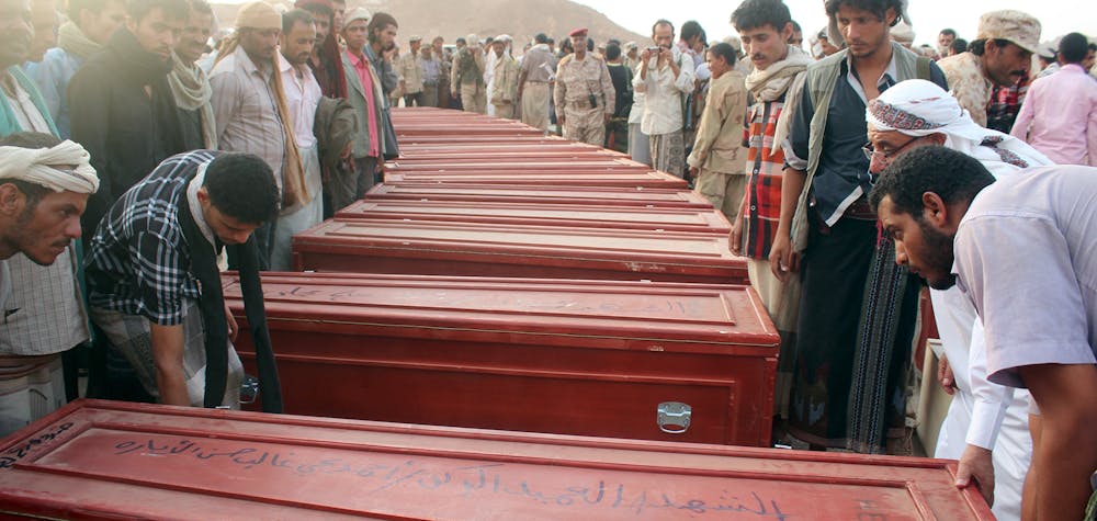 Des proches se recueillent autour des cercueils de soldats yéménites tués par des frappes aériennes menées par l'Arabie saoudite sur une base militaire touchée par erreur, à al-Abr, à la frontière avec l'Arabie saoudite