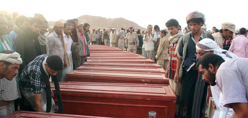 Des proches se recueillent autour des cercueils de soldats yéménites tués par des frappes aériennes menées par l'Arabie saoudite sur une base militaire touchée par erreur, à al-Abr, à la frontière avec l'Arabie saoudite