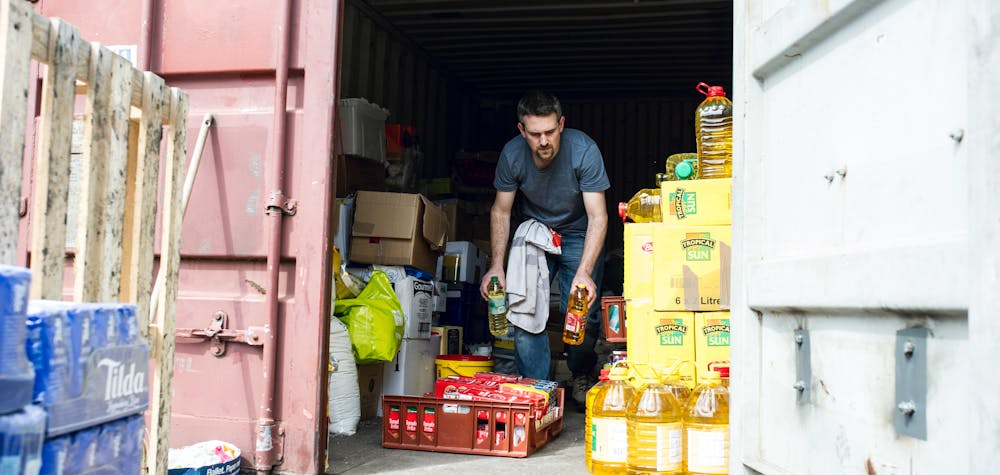  Un benevole de l association Care4Calais range dans des containers de la nourriture destinee aux migrants, Calais 2016.