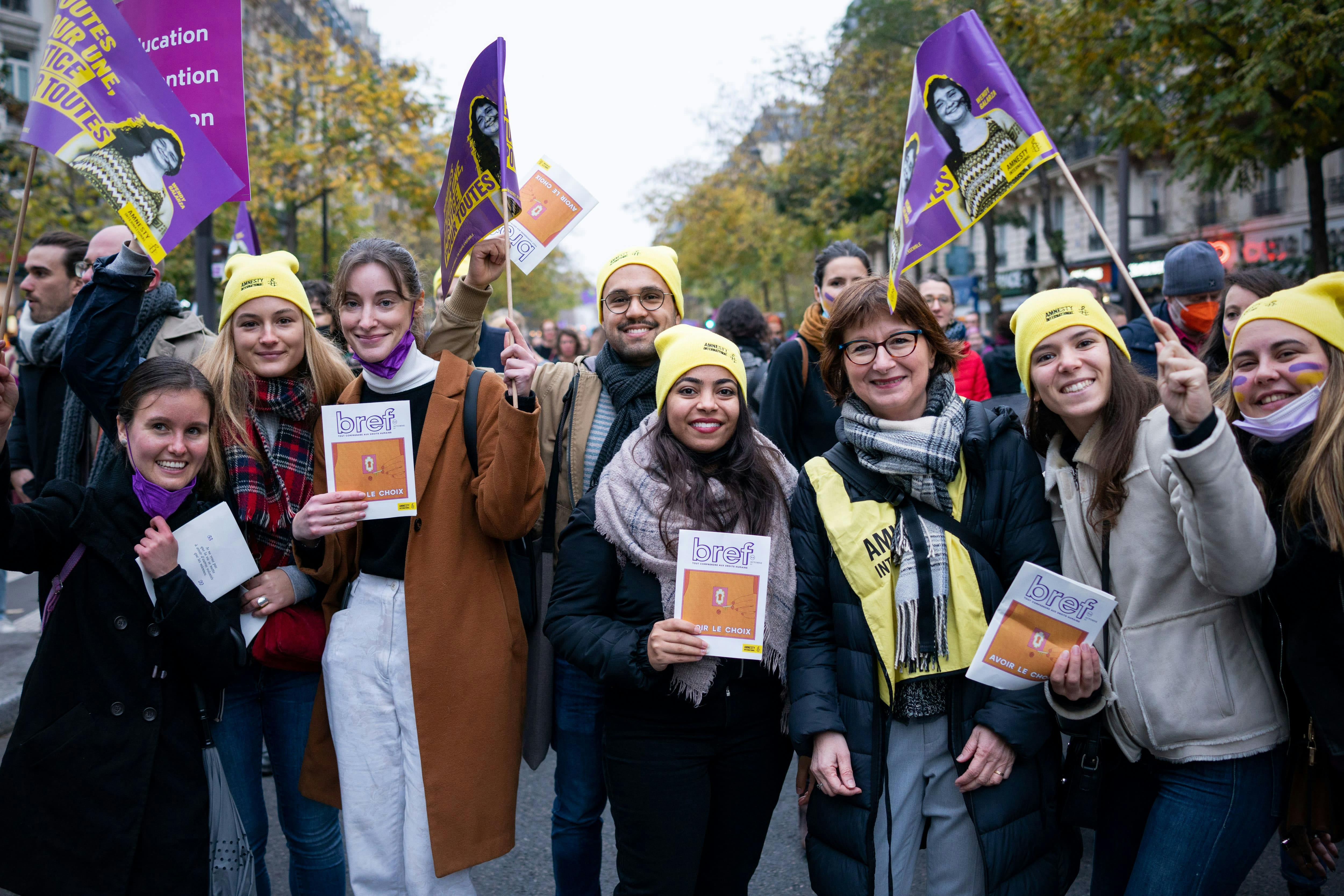 La présidente d'Amnesty International France Cécile Coudriou et de jeunes militantsà la marche du 20 novembre 2021 