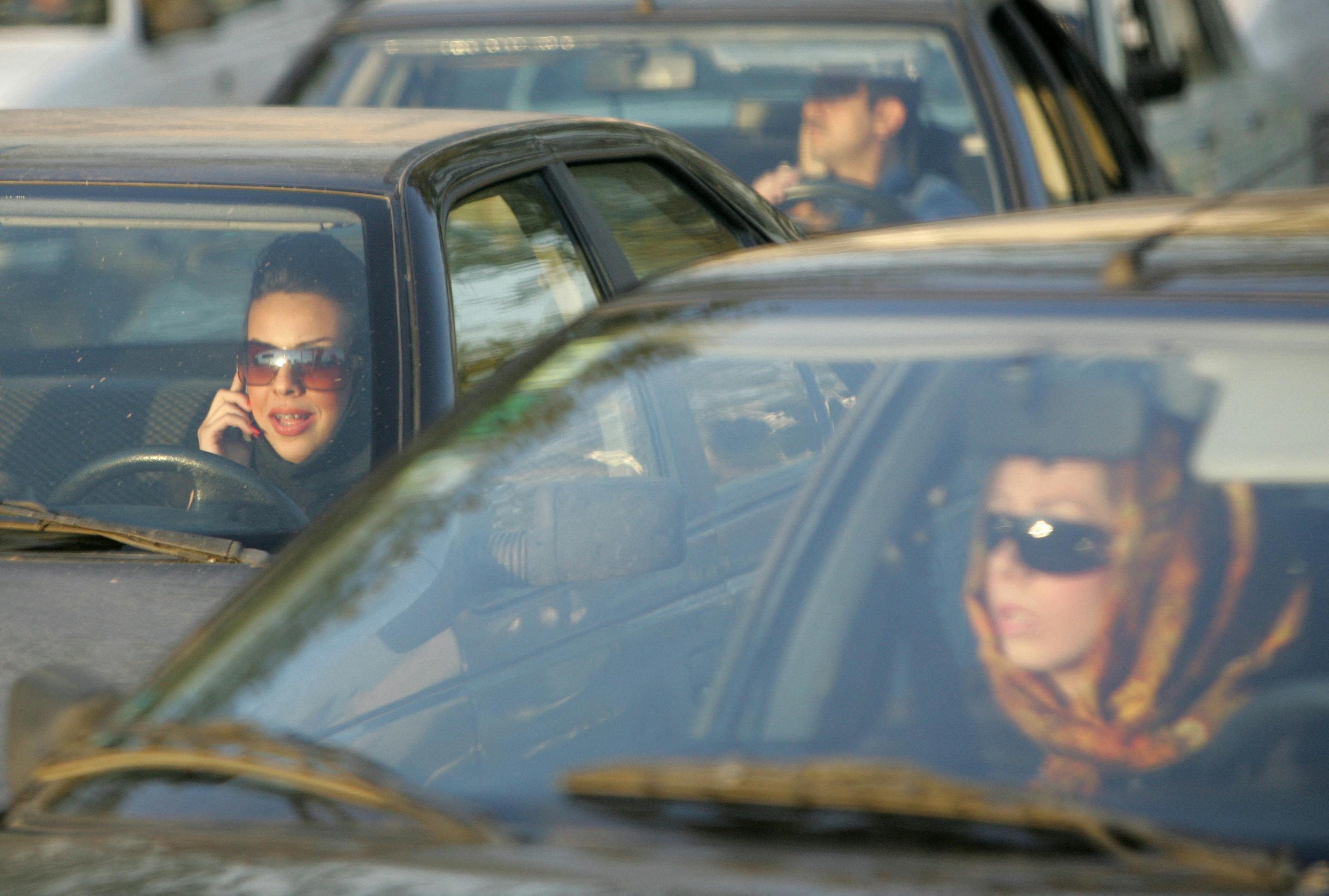 Iran - Téhéran 22/04/2007 : des femmes iraniennes conduisent leur voiture dans le nord de Téhéran. L'Iran a émis plus d'un millier d'avertissements et arrêté des dizaines de personnes dans le cadre d'une nouvelle campagne visant à contraindre les femmes dont la tenue vestimentaire est jugée inappropriée à se conformer aux règles vestimentaires islamiques © AFP PHOTO/BEHROUZ MEHRI.
