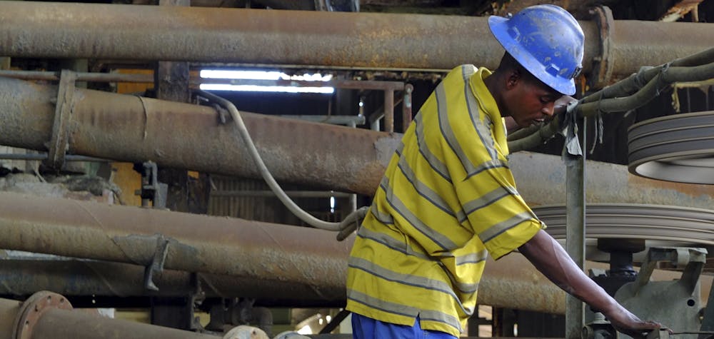 Une charrue travaille au concentrateur de cuivre de la société minière d'État congolaise Gecamines à son opération de Kambove dans la province méridionale du Katanga le 31 janvier 2013.