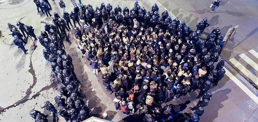 L’usage fréquent et prolongé des nasses, cette pratique qui vise à confiner des manifestants pour les empêcher de manifester ou de rejoindre une manifestation  © Yann Lévy / Hans Lucas