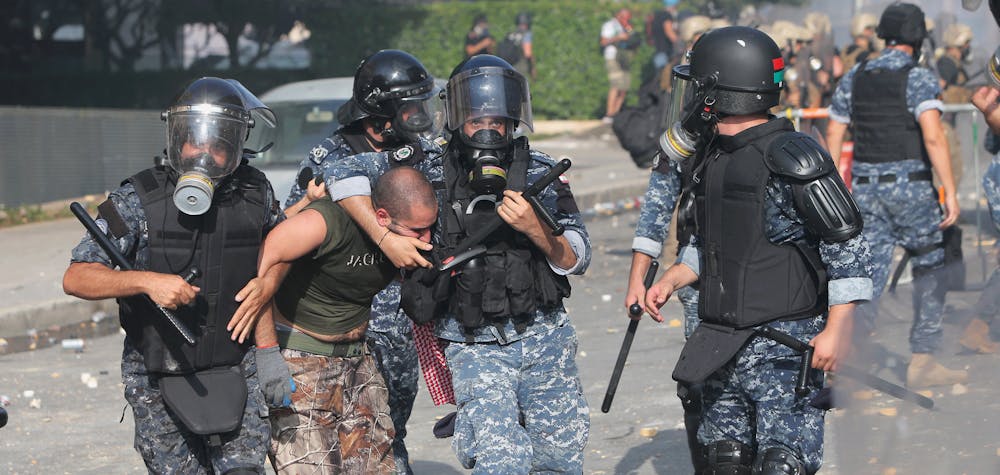 
Les forces de sécurité libanaises arrêtent un manifestant au centre-ville de Beyrouth le 8 août 2020, à la suite d'une manifestation contre une direction politique qu'ils accusent d'une explosion monstre qui a tué plus de 150 personnes et défiguré la capitale Beyrouth.