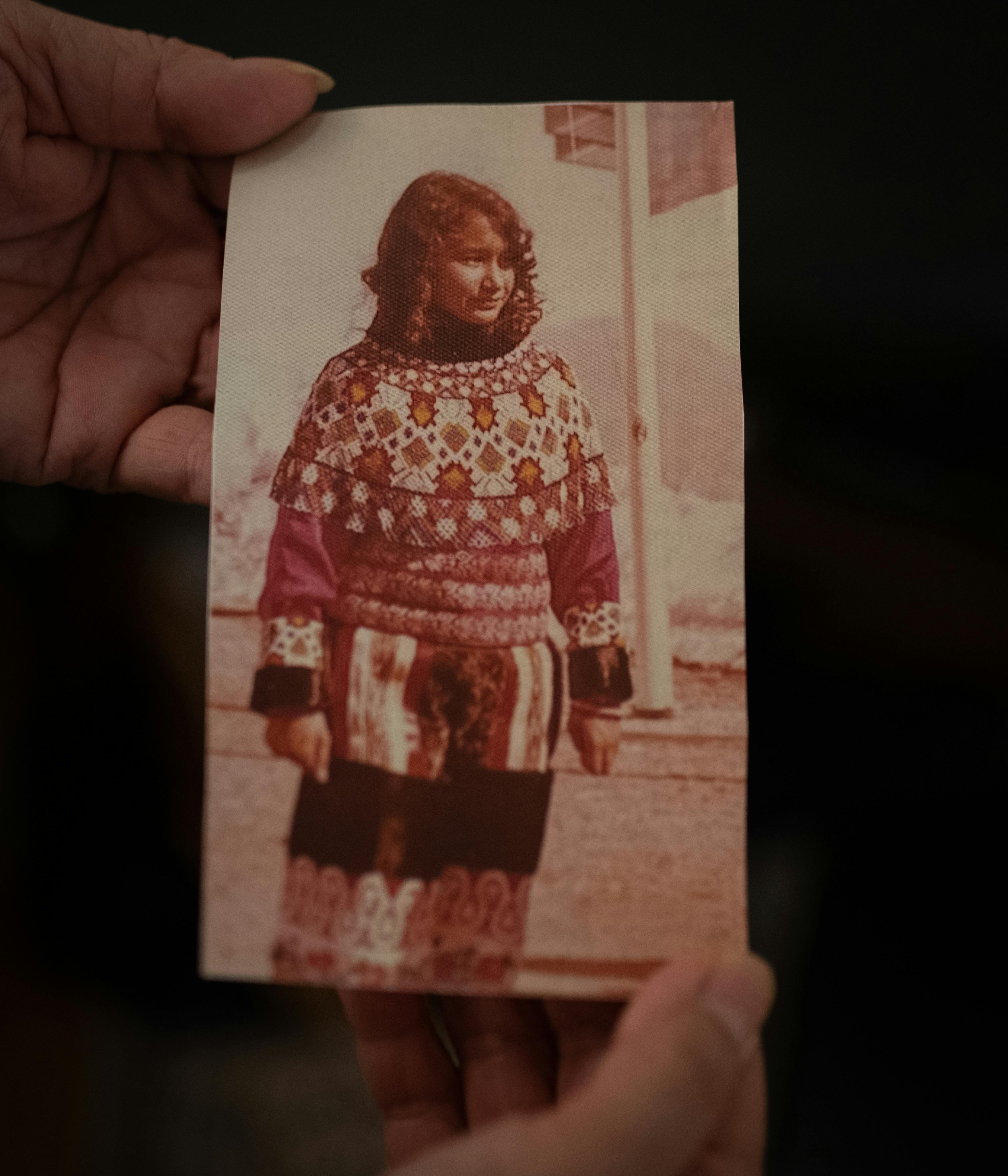 Naja Lyberth, adolescente sur cette photo, a été la première à témoigner. Elle est psychologue à Nuuk.