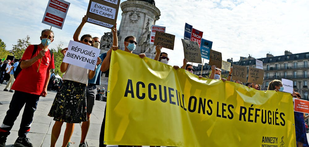 Des militants d'Amnesty International se rassemblent pour exiger l'évacuation immédiate des camps de réfugiés des îles grecques sur la place de la République, à Paris,  le 20 septembre 2020