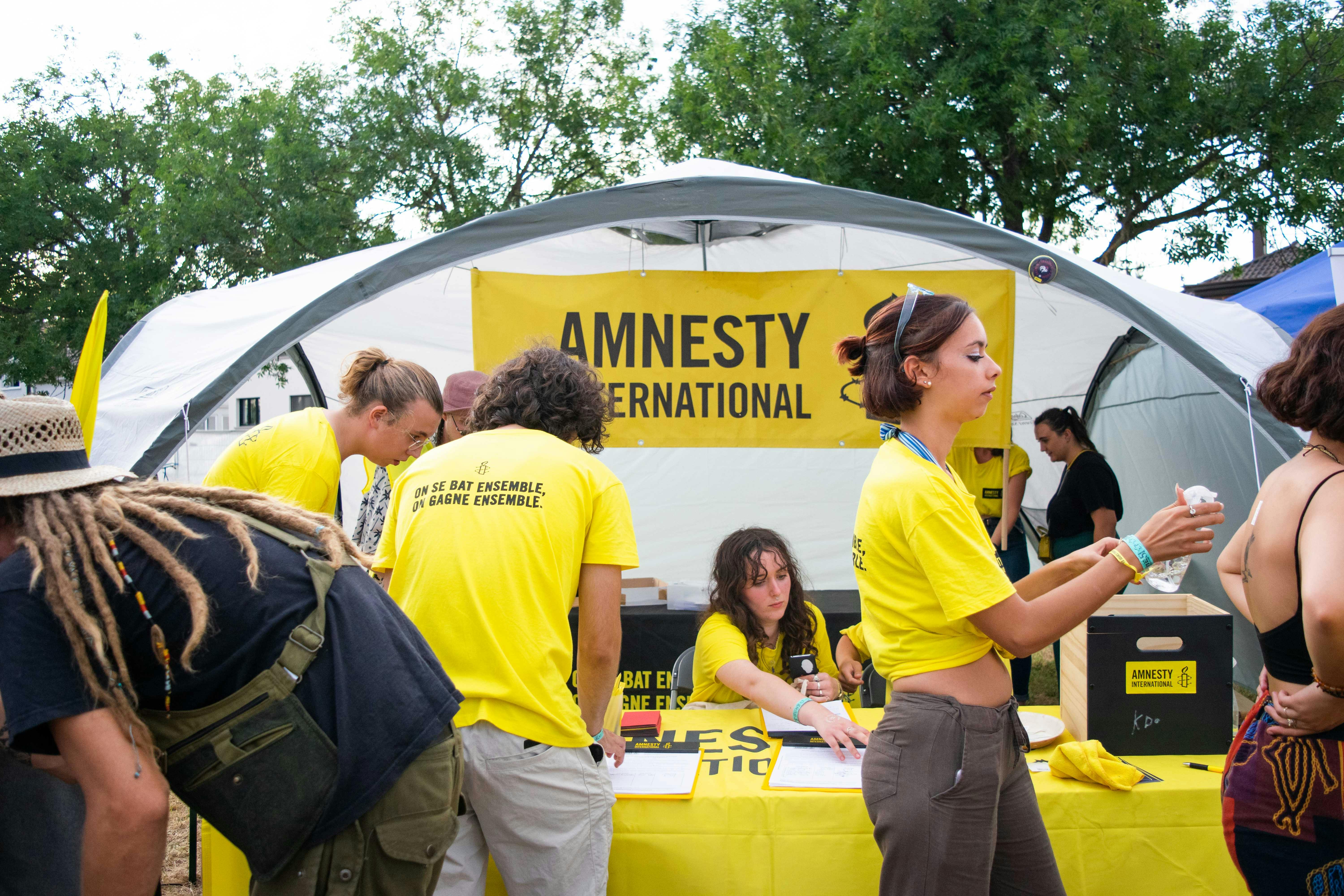 Nos militants et militantes font signer la pétition "Ramenez la coupe à la raison" lors du Summer Vibration Festival