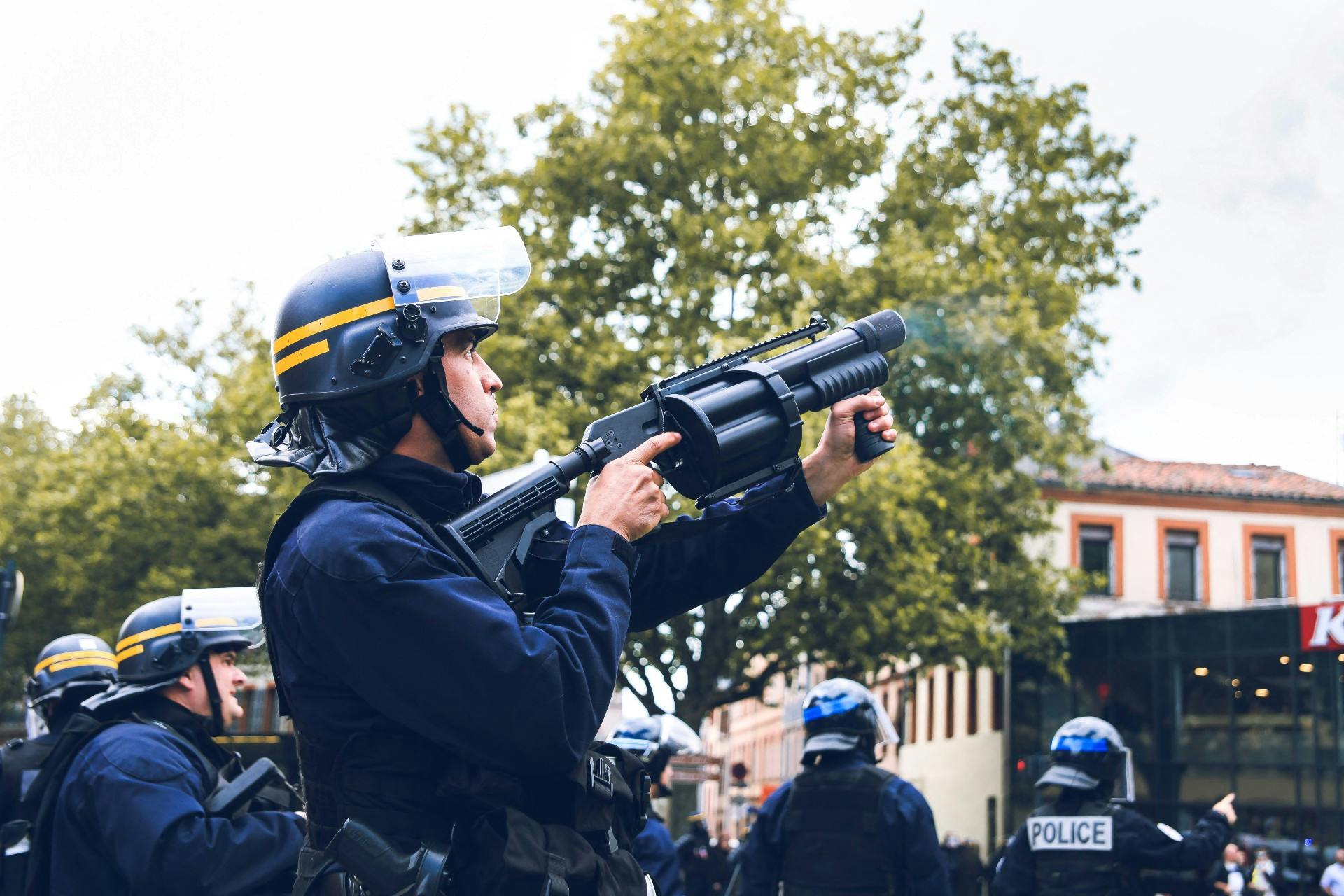 Gendarmerie du Rhône - [LES ARMES 6/8] ▶️Autodéfense Peut-on porter une  arme pour se défendre (couteau, bombe lacrymogène, etc.) ? ⚠️Oui, mais  uniquement certaines armes de catégorie D et sous réserve d'avoir