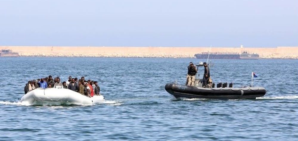 Un bateau des garde-côtes libyennes escorte un bateau de migrants 