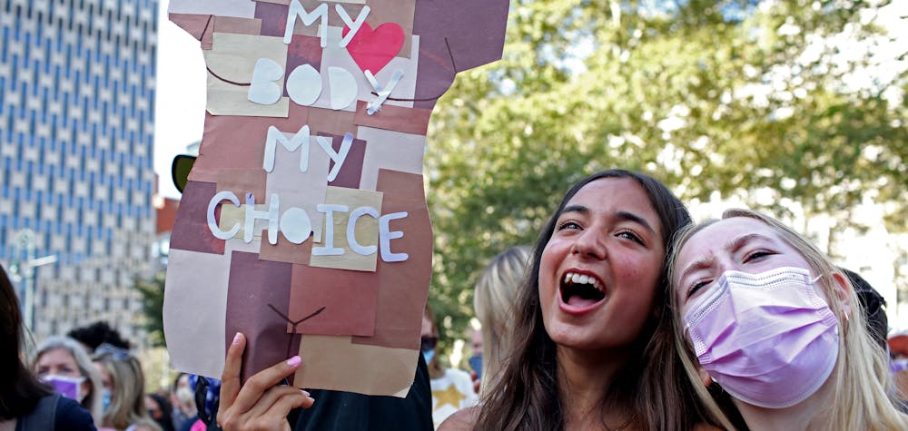 NEW YORK, 02 OCTOBRE : La foule se rassemble à Foley Square pour la Marche des femmes. La Marche des femmes et d'autres groupes ont organisé des marches dans tout le pays pour protester contre la nouvelle loi sur l'avortement au Texas.
